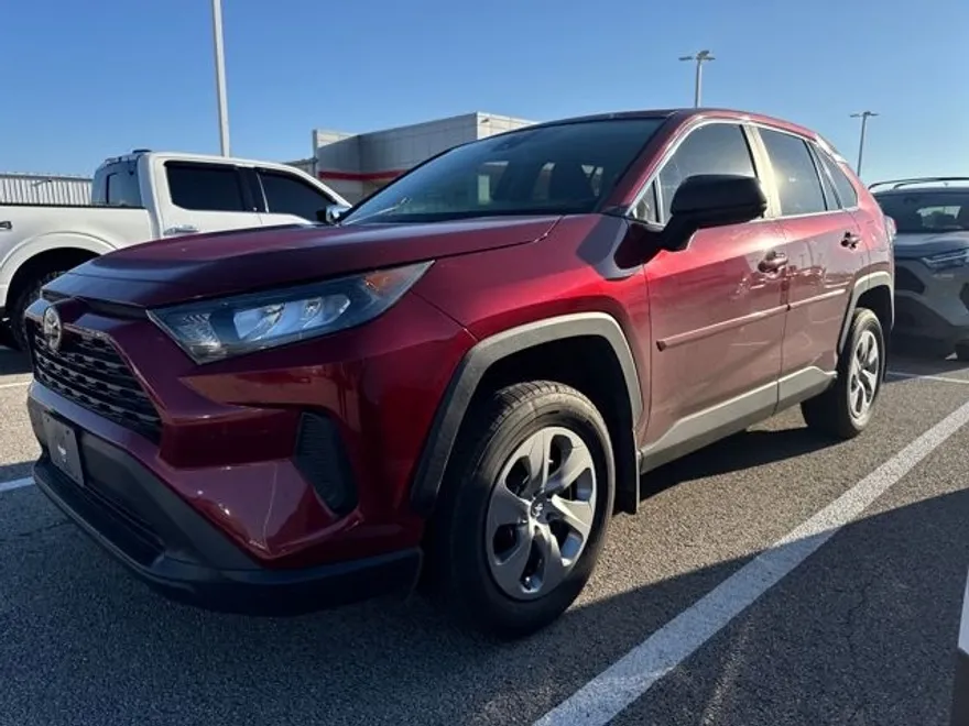 2022 Toyota RAV4 LE photo 1