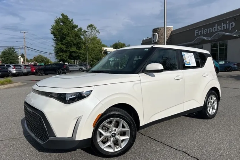 2023 Kia Soul LX photo 1