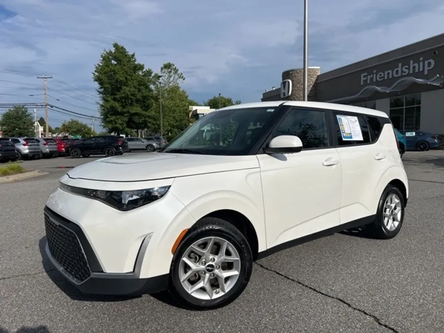 2023 Kia Soul LX photo 1