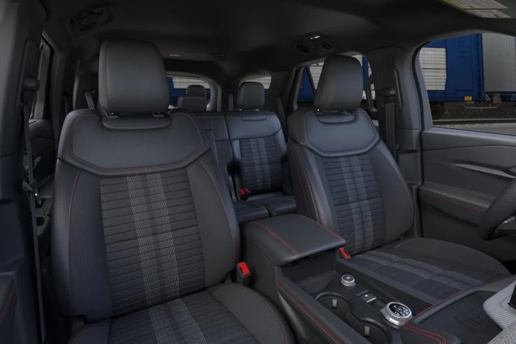 2025 Ford Explorer ST-Line photo 1