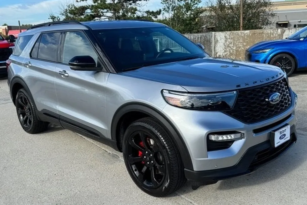 2023 Ford Explorer ST photo 1