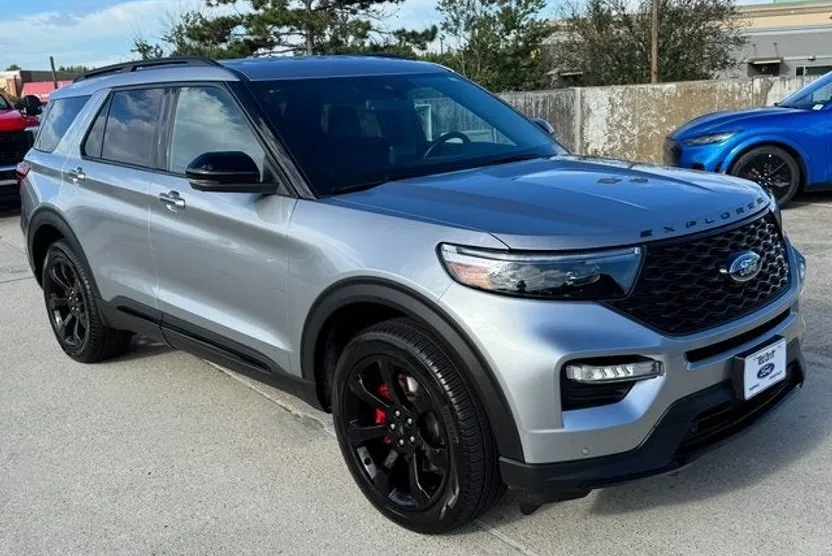 2023 Ford Explorer ST photo 1