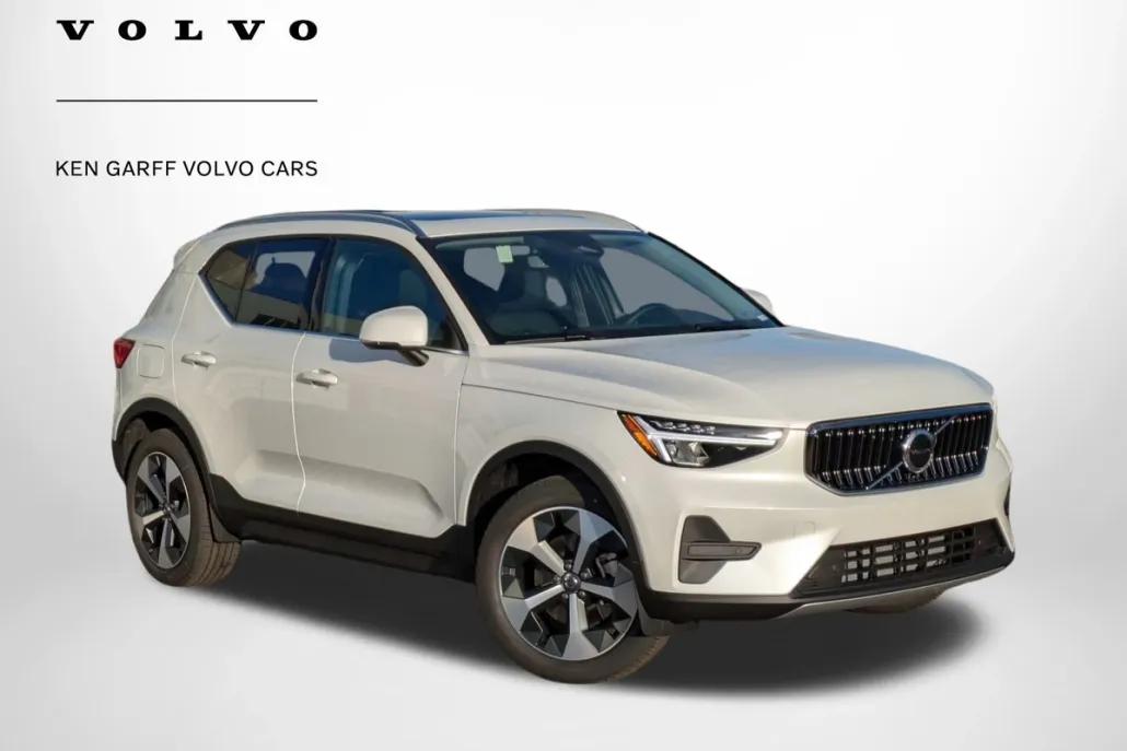 2025 Volvo XC40 Core photo 1