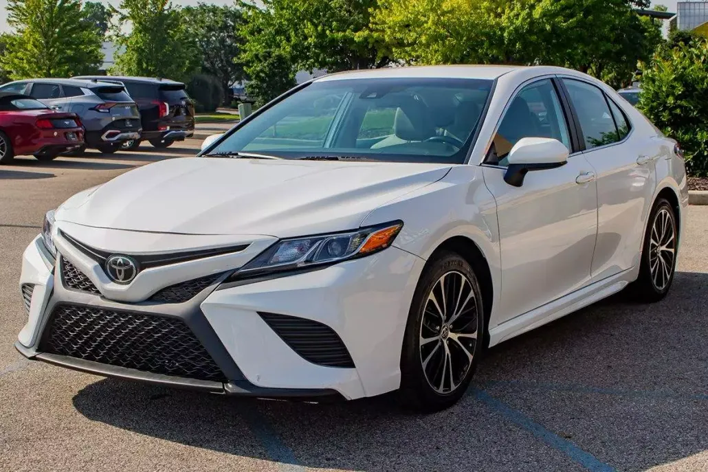 2020 Toyota Camry SE photo 1