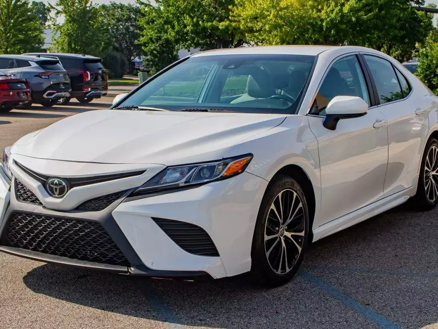 2020 Toyota Camry SE photo 1