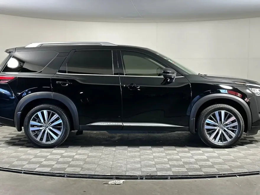 2022 Nissan Pathfinder Platinum photo 1