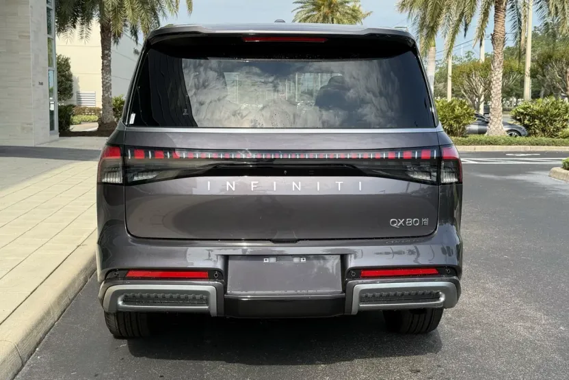 2025 Infiniti QX80 Luxe photo 1
