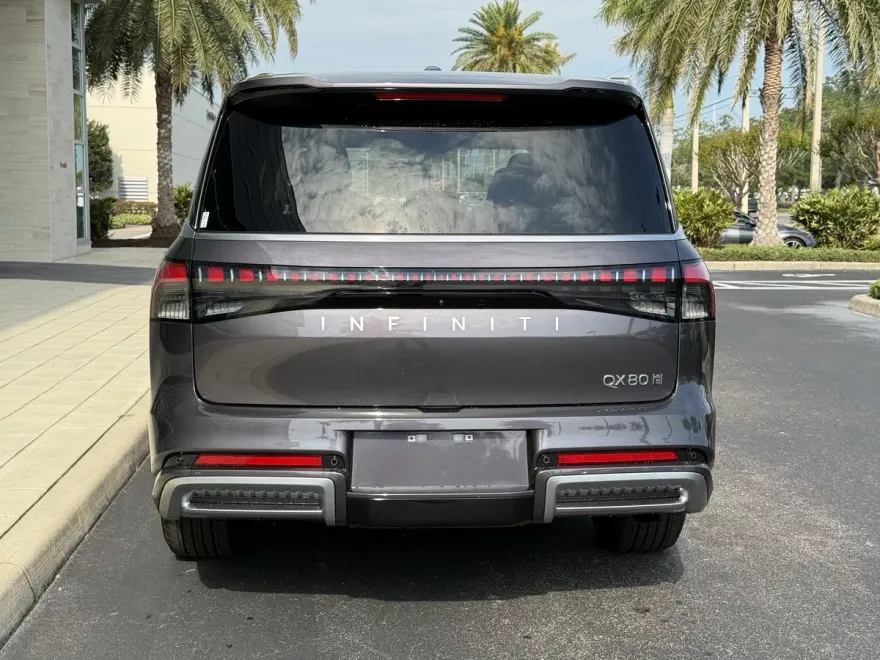 2025 Infiniti QX80 Luxe photo 1