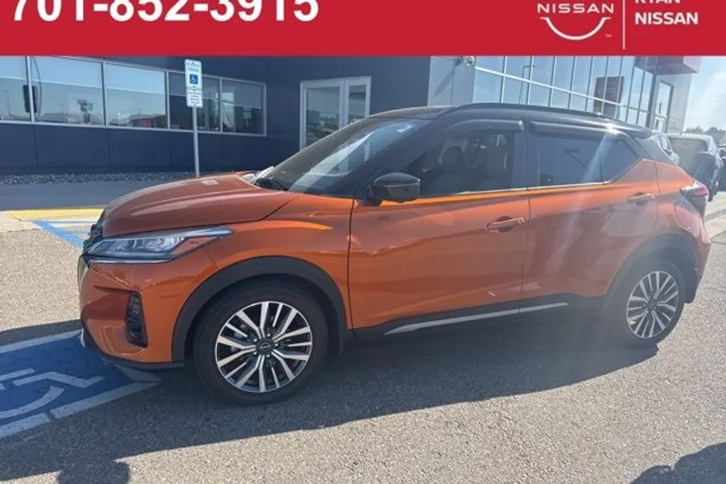 2023 Nissan Kicks SR photo 1