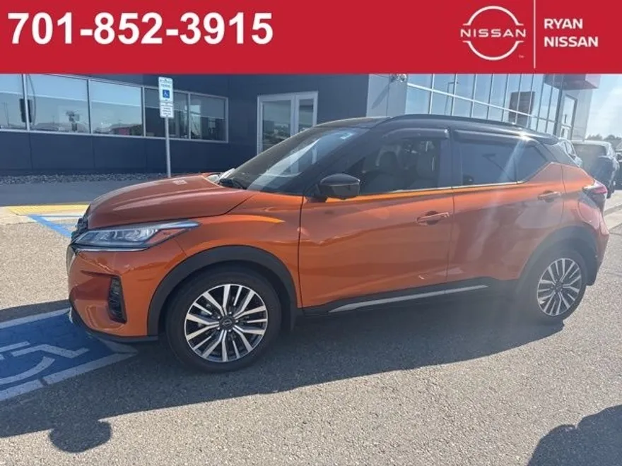 2023 Nissan Kicks SR photo 1