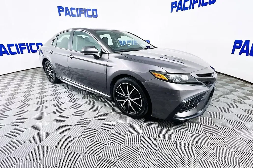 2022 Toyota Camry SE photo 1