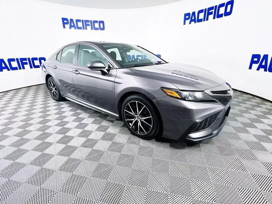 2022 Toyota Camry SE photo 1