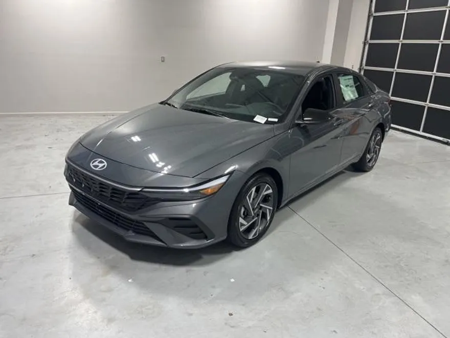 2025 Hyundai Elantra SEL Sport photo 1