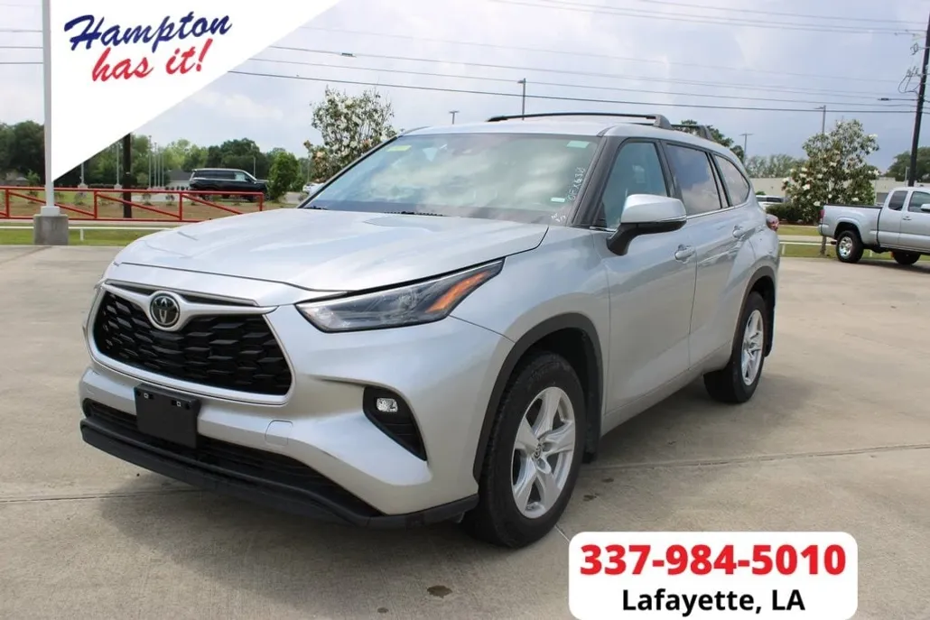2023 Toyota Highlander LE photo 1