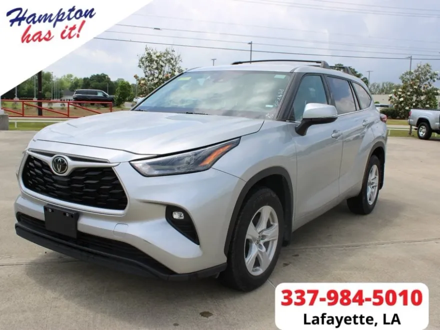 2023 Toyota Highlander LE photo 1
