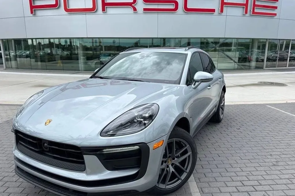 2025 Porsche Macan T photo 1