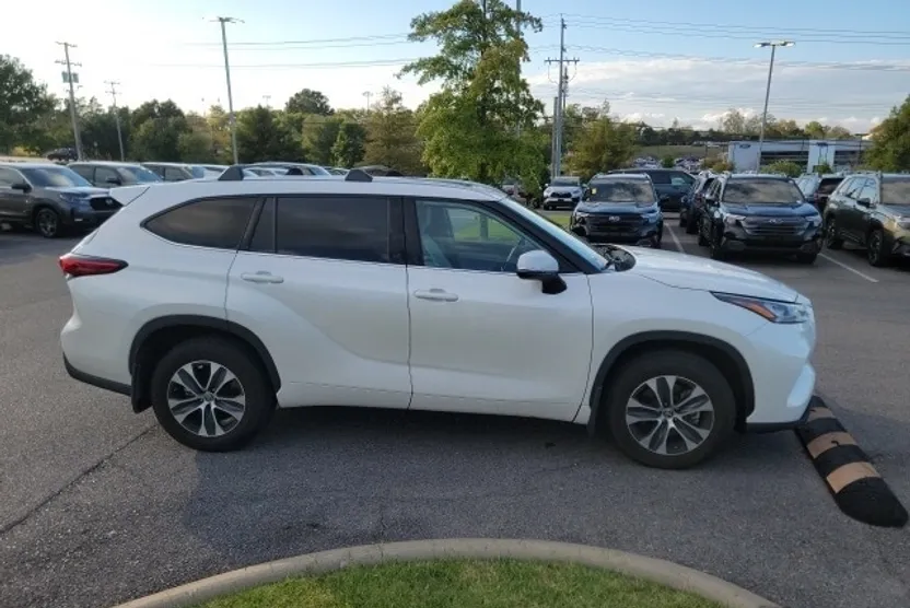 2020 Toyota Highlander XLE photo 1