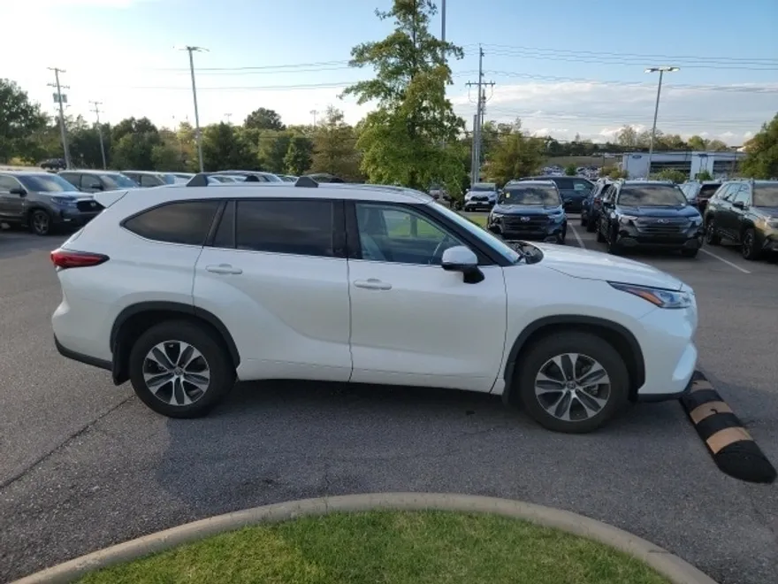 2020 Toyota Highlander XLE photo 1