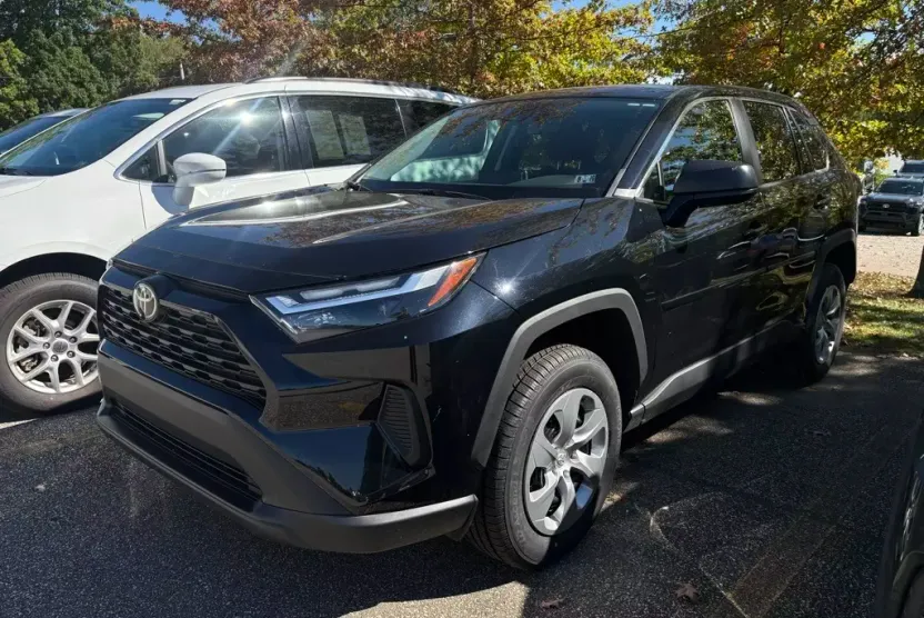 2023 Toyota RAV4 LE photo 1