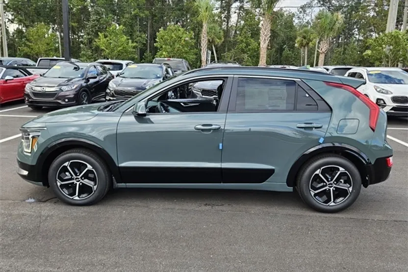 2025 Kia Niro SX photo 1