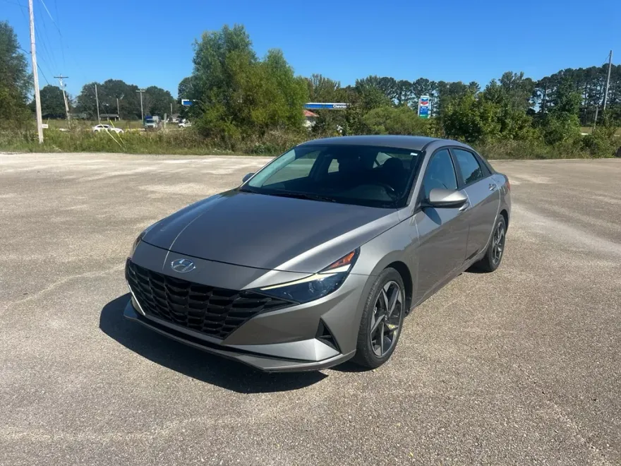 2023 Hyundai Elantra SEL photo 1