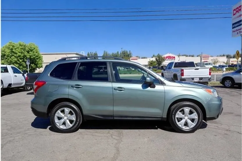 2015 Subaru Forester 2.5i Premium photo 1