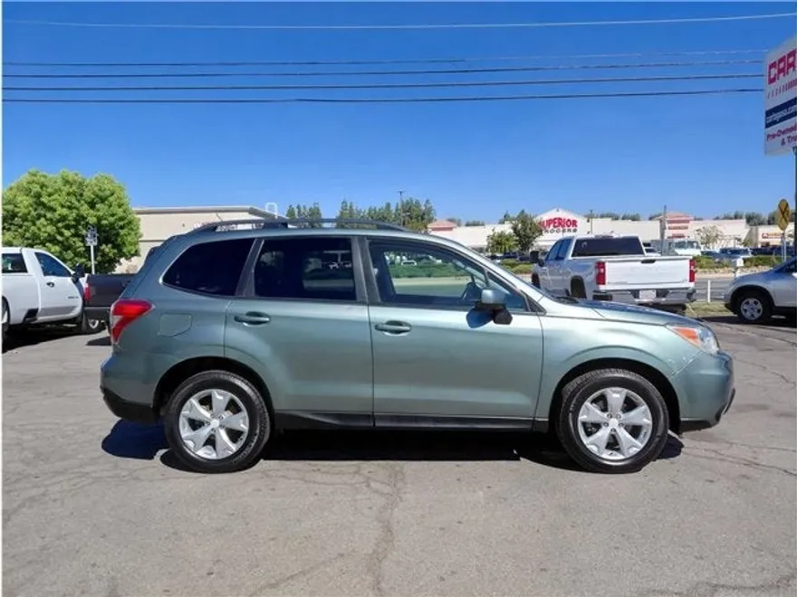 2015 Subaru Forester 2.5i Premium photo 1