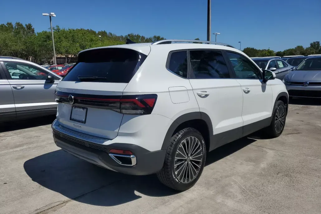 2025 Volkswagen Taos SE photo 1