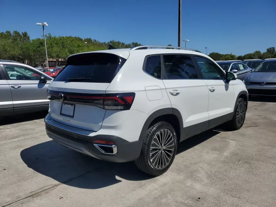 2025 Volkswagen Taos SE photo 1