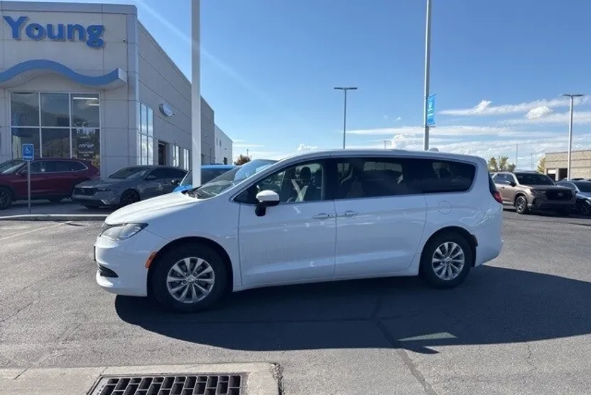 2017 Chrysler Pacifica Touring photo 1