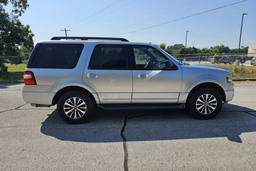2015 Ford Expedition XLT photo 1