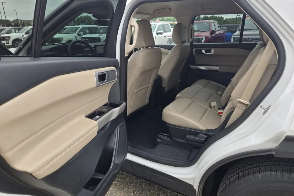 2023 Ford Explorer XLT photo 1
