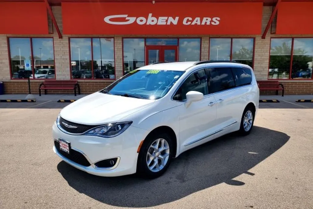 2017 Chrysler Pacifica Touring L photo 1