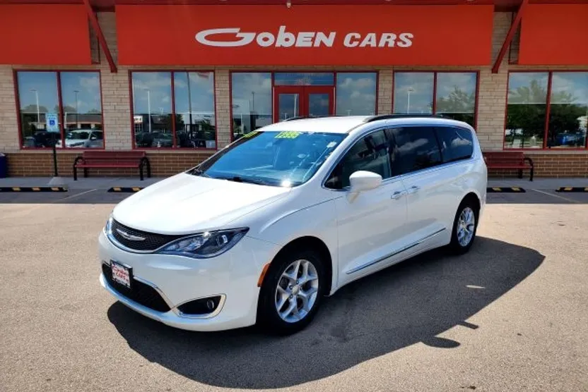 2017 Chrysler Pacifica Touring L photo 1