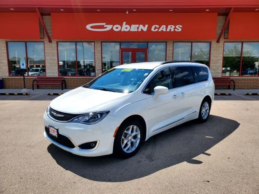 2017 Chrysler Pacifica Touring L photo 1