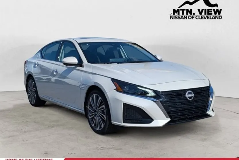 2025 Nissan Altima SL photo 1