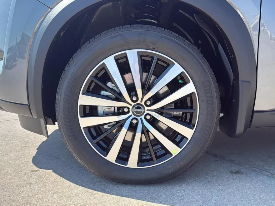 2025 Nissan Pathfinder Platinum photo 1