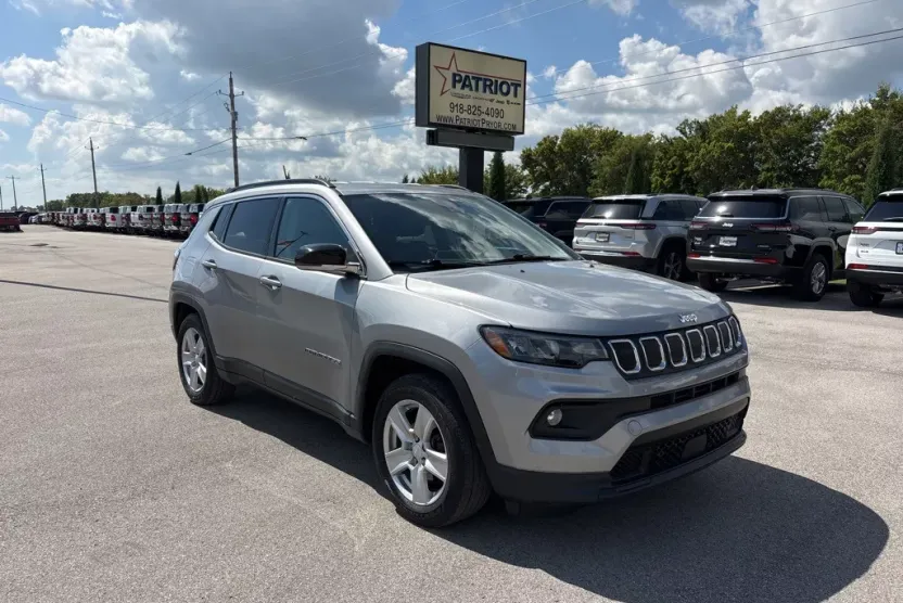 2022 Jeep Compass Latitude photo 1