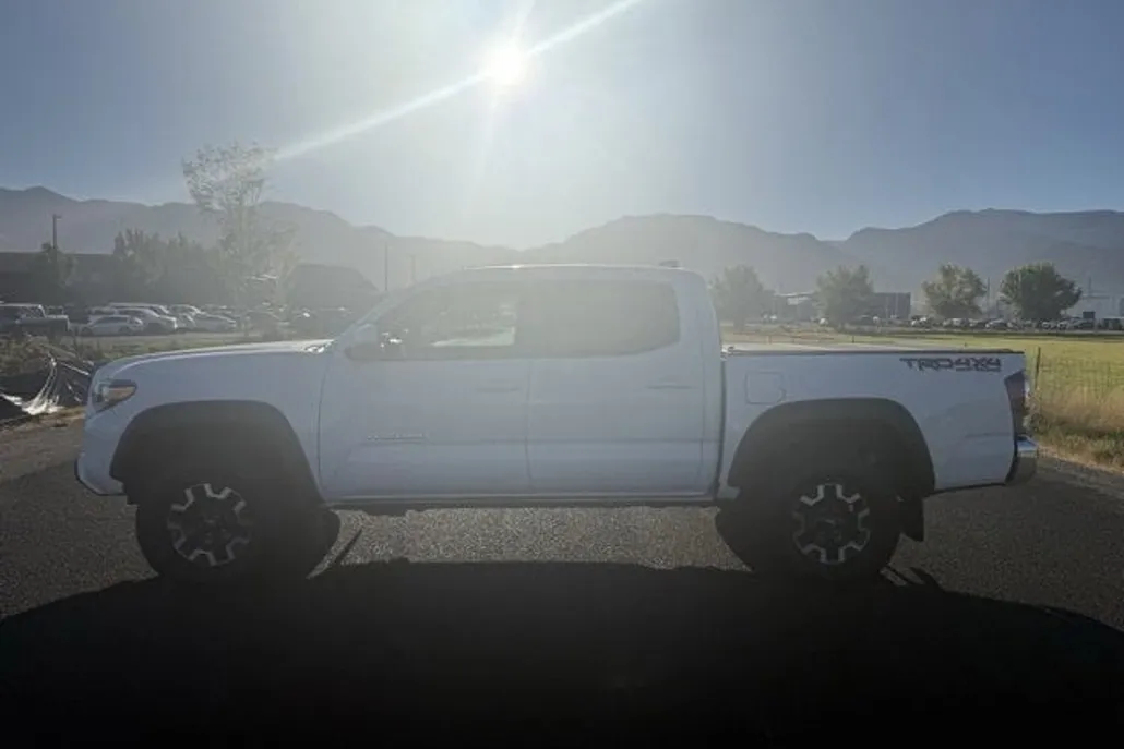 2023 Toyota Tacoma TRD Off-Road 4x4 photo 1