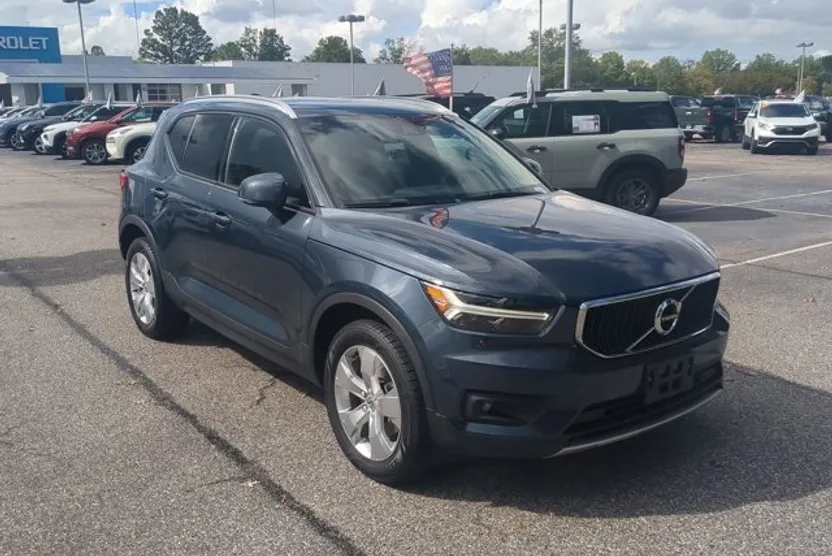 2022 Volvo XC40 Momentum photo 1