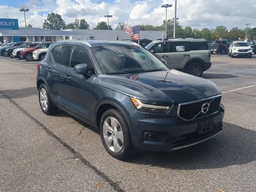 2022 Volvo XC40 Momentum photo 1