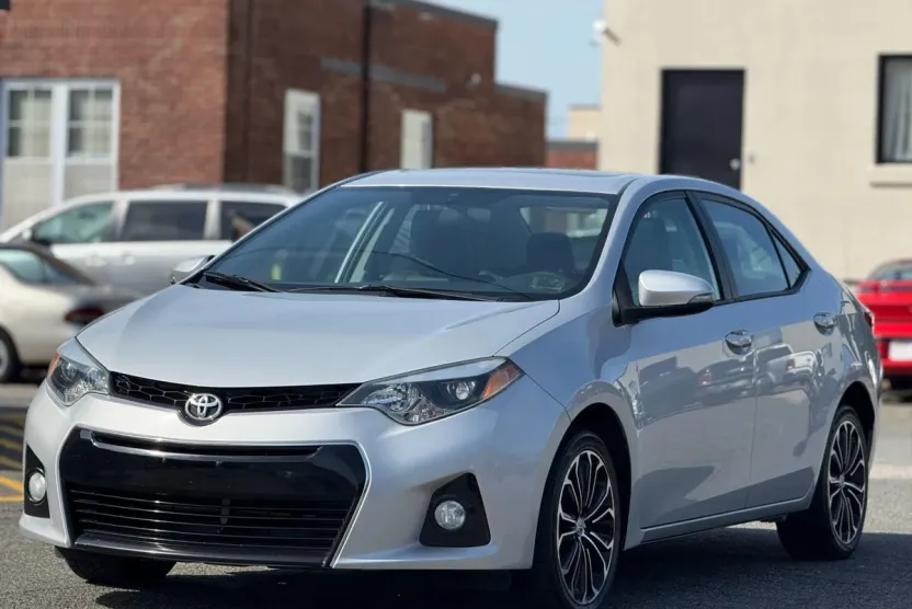 2014 Toyota Corolla LE photo 1