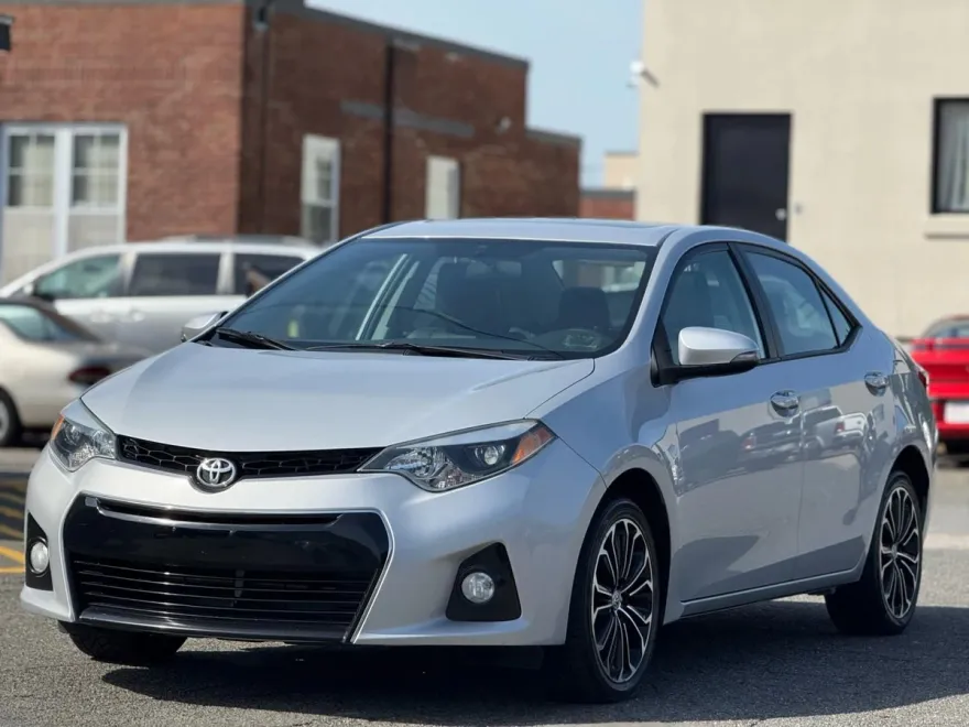2014 Toyota Corolla LE photo 1