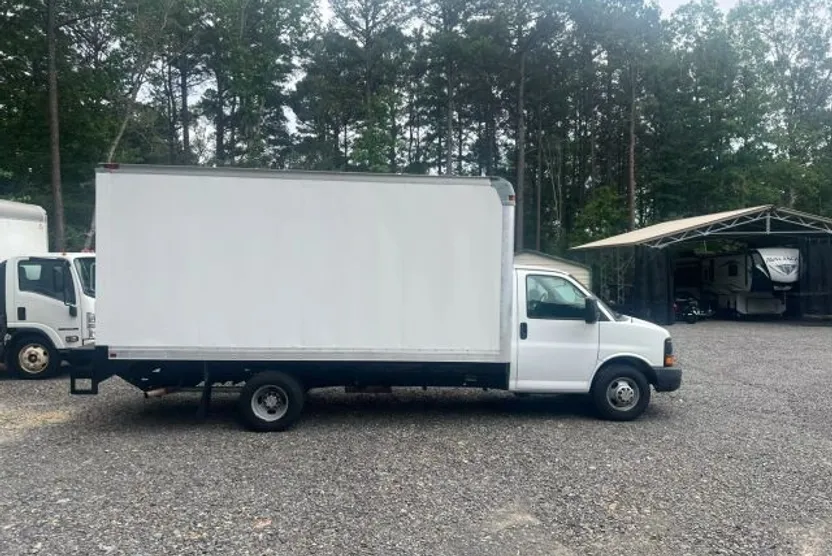 2011 Chevrolet Express Cutaway Van photo 1
