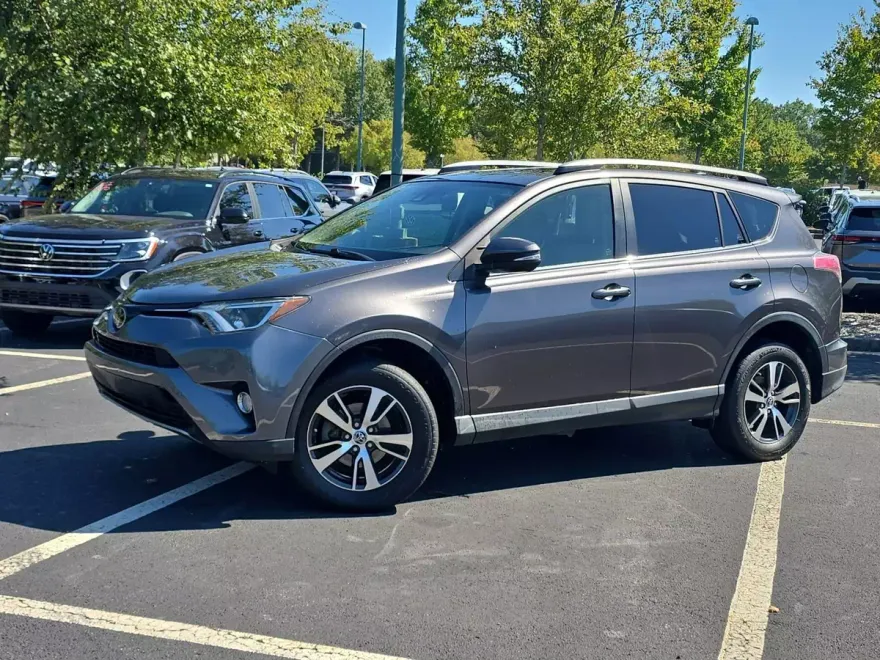 2018 Toyota RAV4 XLE photo 1