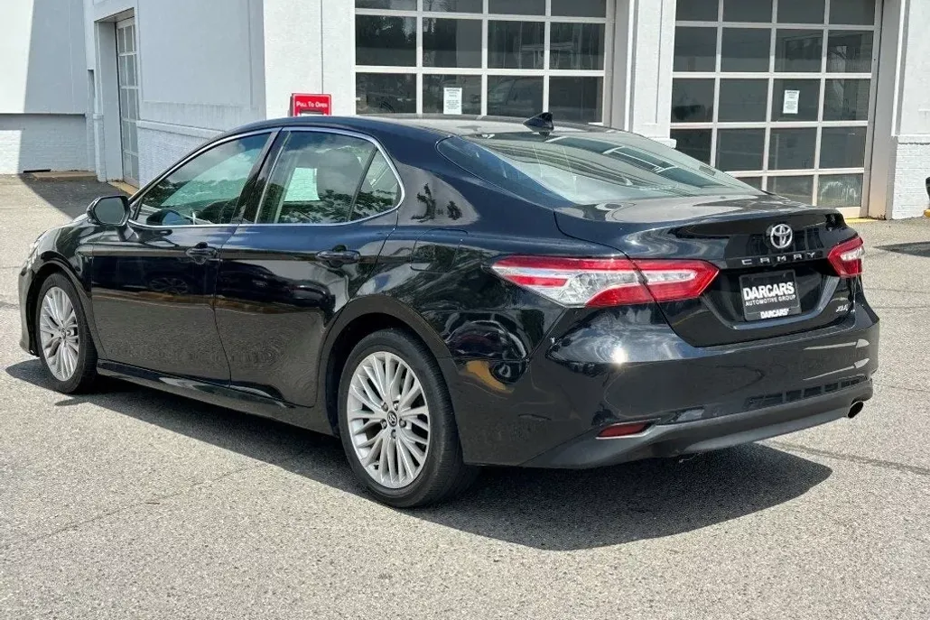 2020 Toyota Camry XLE photo 1