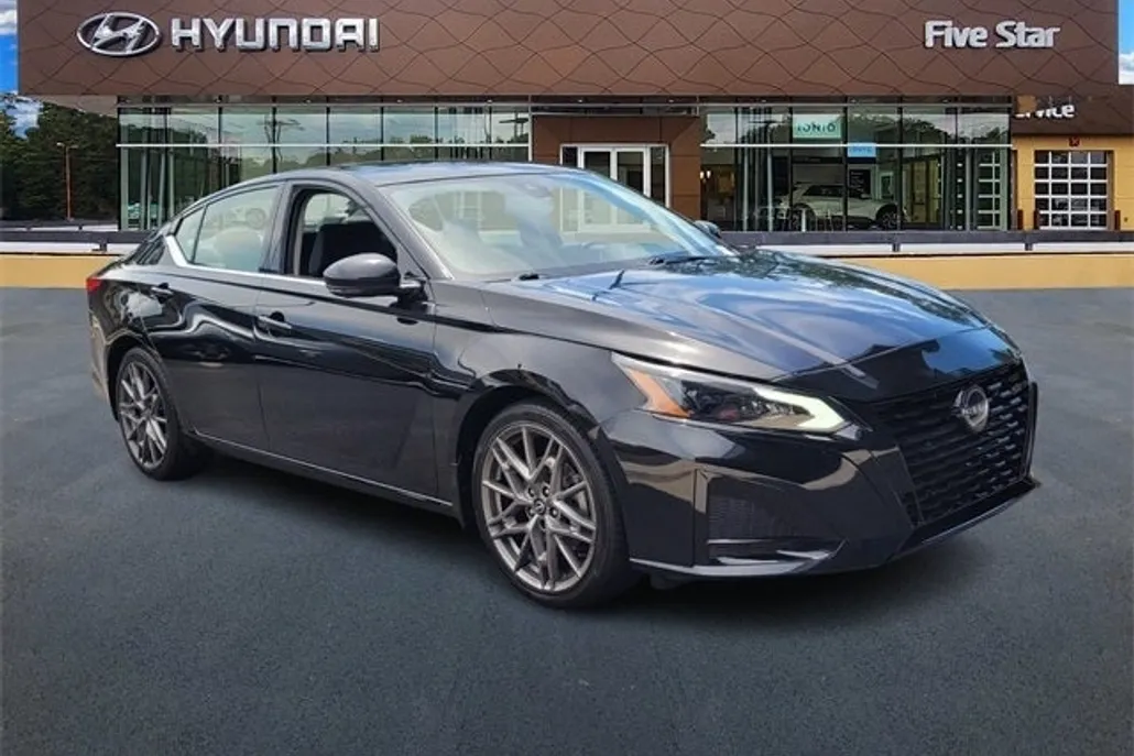 2023 Nissan Altima SR photo 1