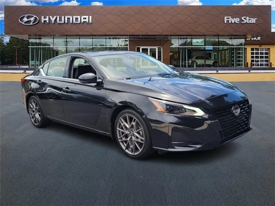 2023 Nissan Altima SR photo 1