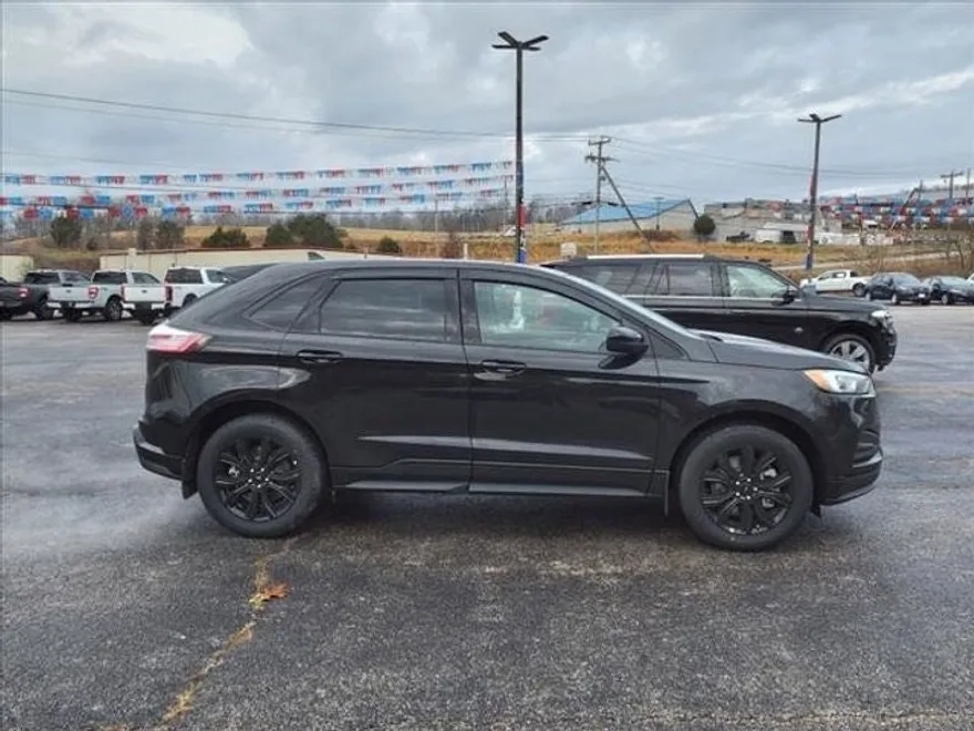 2024 Ford Edge SE photo 2