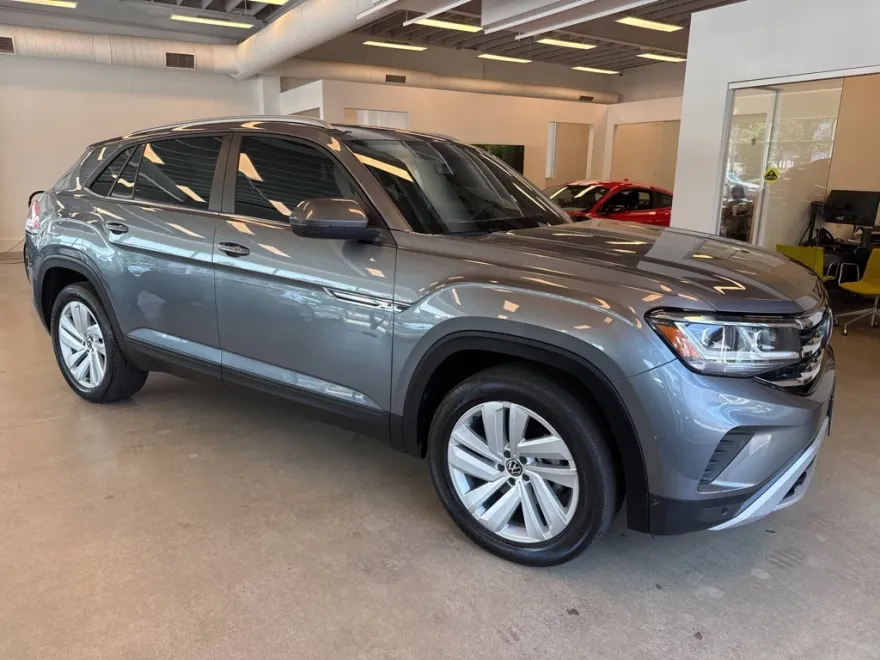 2022 Volkswagen Atlas Cross Sport V6 SE Technology photo 1